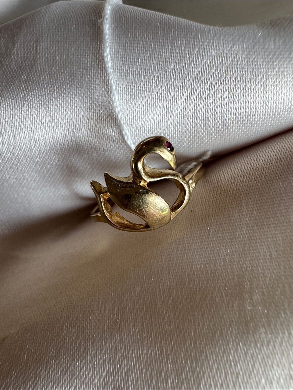 🦢 10K Gold Swan Ring with Ruby Eye 🦢
